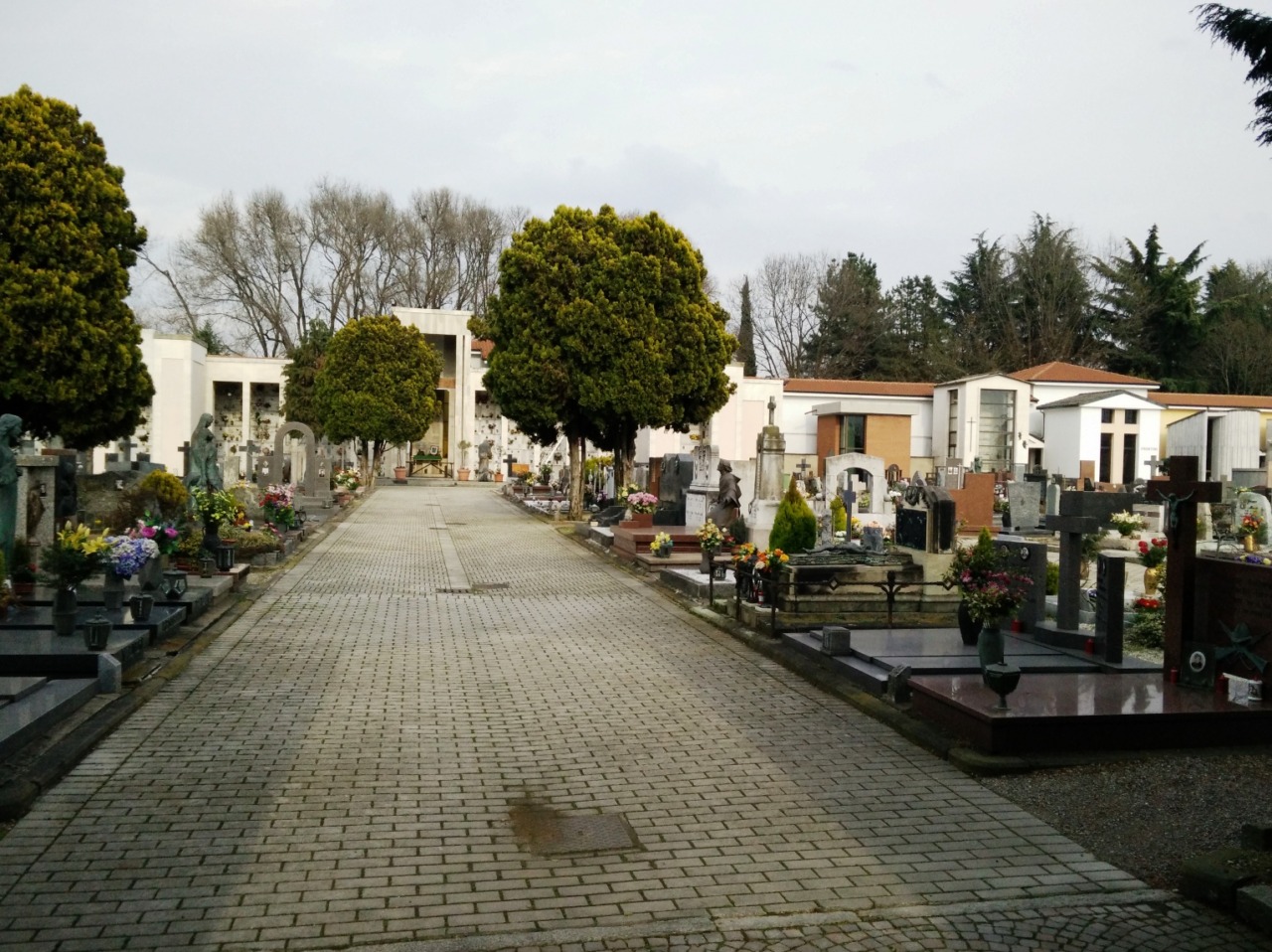 Il sopralluogo al cimitero accende il dibattito tra opposizione e amministrazione