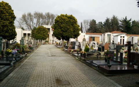 Il sopralluogo al cimitero accende il dibattito tra opposizione e amministrazione