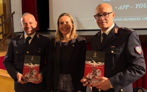 Studenti delle medie imparano la sicurezza online con la Polizia postale