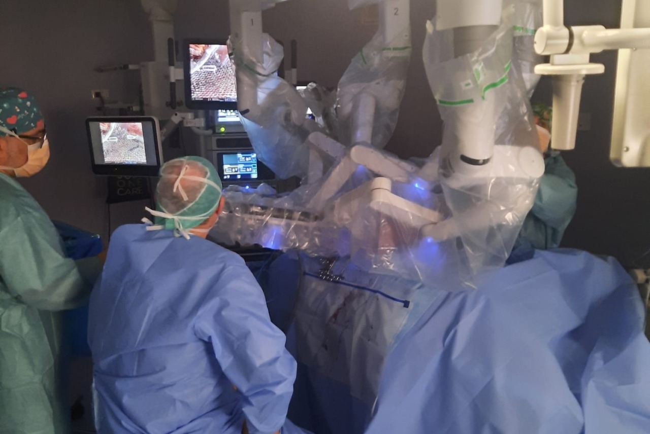 Chirurgia robotica al Fornaroli: un intervento pionieristico