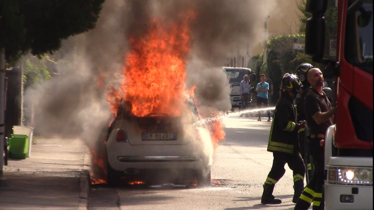 Fiamme in un’auto a Corbetta: l’intervento dei Vigili del fuoco