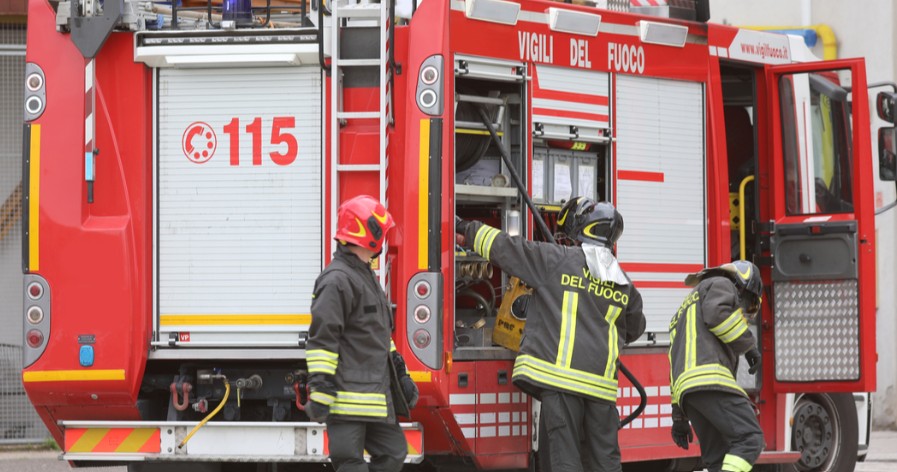 Fiamme in un box a San Pietro all’Olmo