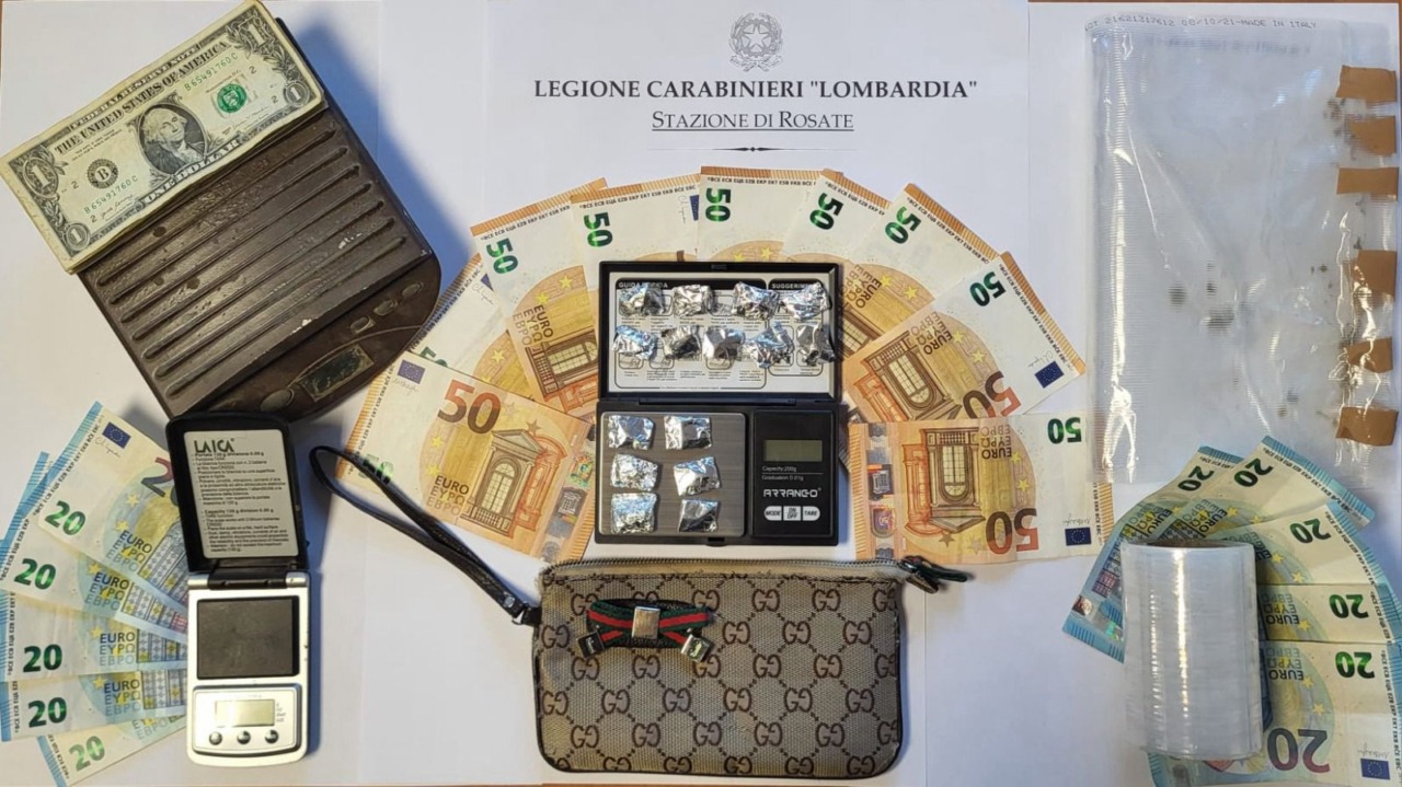 Giovane arrestato per spaccio davanti al supermercato