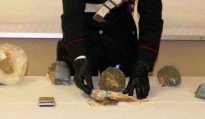 Sei chili di marijuana nascosti in un pacco: arrestato un 35enne a Mesero