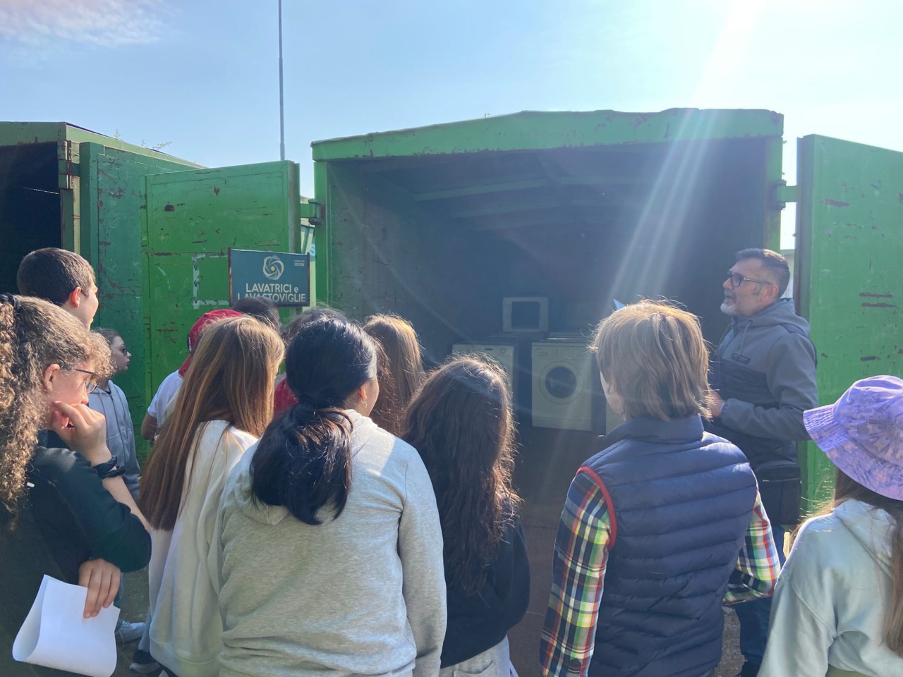Studenti delle scuole medie in visita alla piattaforma ecologica di Magenta
