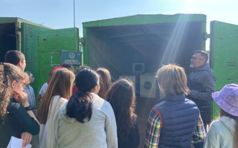 Studenti delle scuole medie in visita alla piattaforma ecologica di Magenta