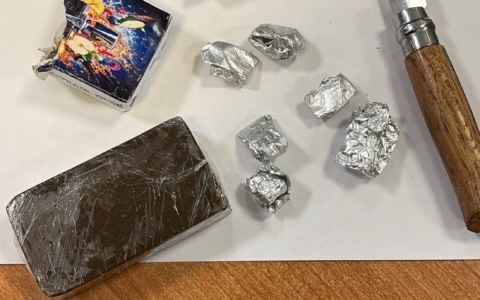Giovane di 19 anni arrestato per spaccio dopo un inseguimento a piedi