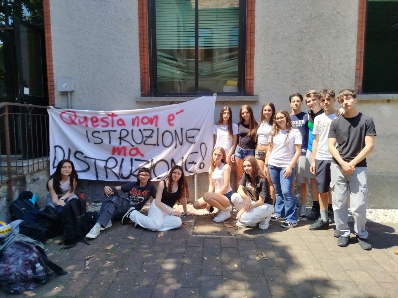 Sciopero al Liceo Quasimodo: studenti contro l’accorpamento delle classi