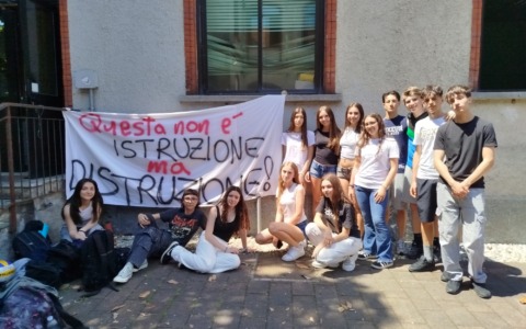 Sciopero al Liceo Quasimodo: studenti contro l’accorpamento delle classi