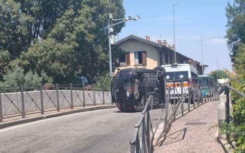 Incidente sul ponte di Robecco: traffico paralizzato
