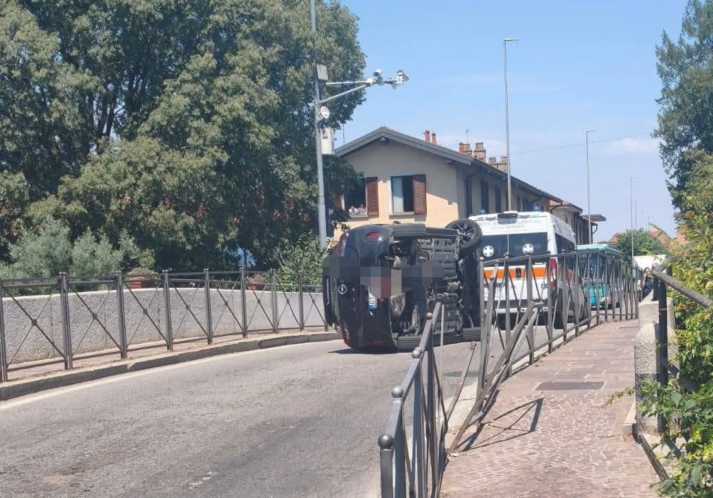 Incidente sul ponte di Robecco: traffico paralizzato