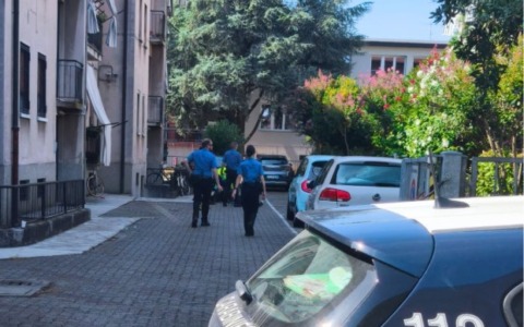 Rissa violenta a Abbiategrasso: bottiglie come armi