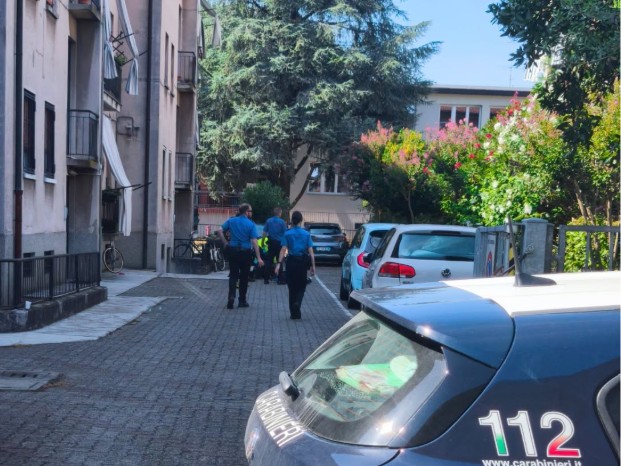 Rissa violenta a Abbiategrasso: bottiglie come armi