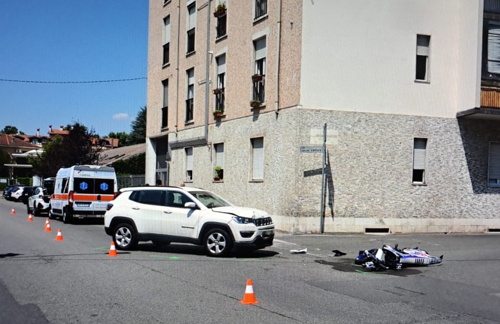 Scontro tra auto e moto: 17enne ricoverato in ospedale