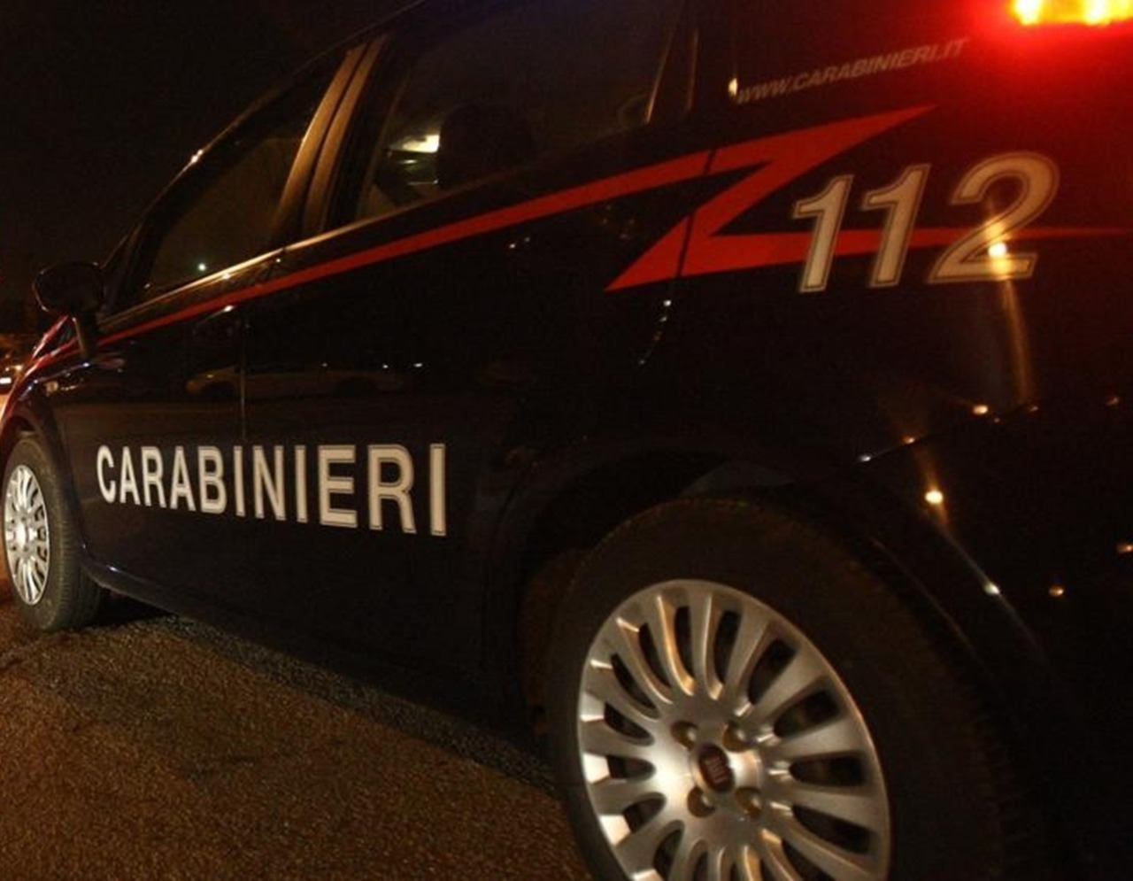 Spari contro un veicolo: un 36enne in condizioni critiche