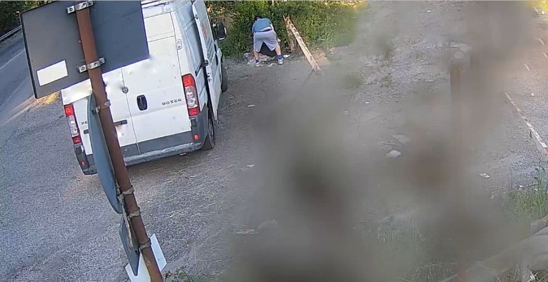 Uomo denunciato per abbandono di rifiuti: sanzione e patente ritirata