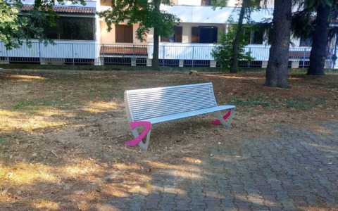 Completati i lavori per 40 panchine nei parchi di Magenta